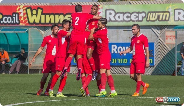 שחקני מרמורק חוגגים עם טסאו (רפי נחמיאס)